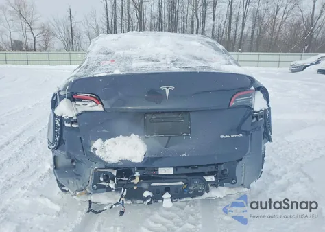 2025 Tesla Model Y z USA, uszkodzony, nr VIN 7SAYGAEE9SF264253